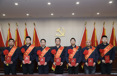 0206 修理能手從左至右依次為 邵冠峰、王寶玉、潘春樂、李龍、許特斯、韓利杰、寇增亮.jpg