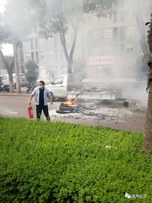 驚險！高溫天小貨車“上火” 萬幸！路遇公交車長及時“滅火”
