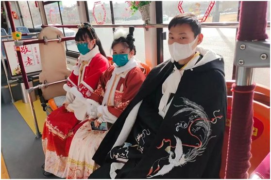 老家河南 心的春運︱熟悉的春節(jié)里！ 看洛陽公交人的過年儀式感 