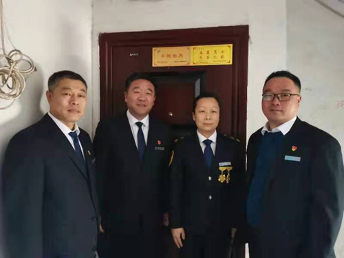 “一人得獎，全家光榮” 送“牌”上門，集團為標(biāo)兵先進送去榮譽喜報牌匾