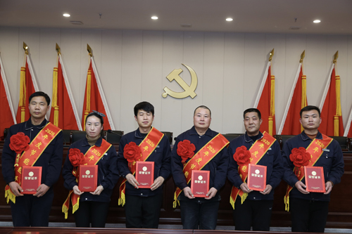 0204 節(jié)能能手從左至右依次為 石亞杰、沈小慶、楊興忠、于俊國、權(quán)振利、吳偉偉.jpg