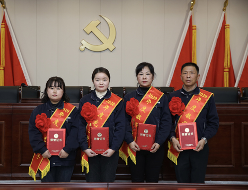 0207 從左至右依次為 點鈔能手王璐、充值能手孫昭娣、教學(xué)能手王慧娟、孫衛(wèi)東.jpg