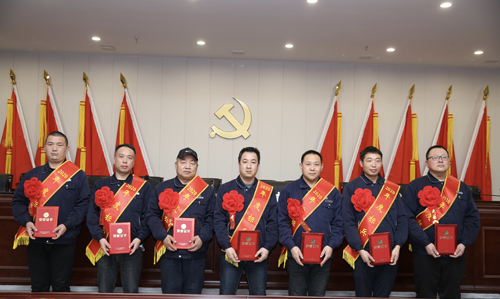 0202  標(biāo)兵從左至右依次為 苗田、尤建鵬、劉德斌、褚聰偉、王占峰、解偉強(qiáng)、馬群藝.jpg