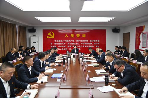 打好“收官戰(zhàn)” 謀好“開局篇”！洛陽公交集團(tuán)召開11月董事長月調(diào)度會02.JPG